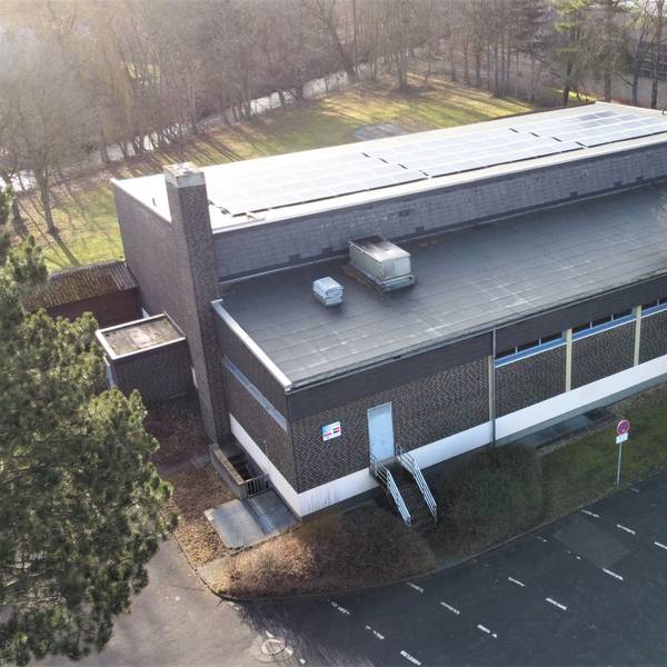 Blick von oben auf das alte Gebäude des Hallenbads in Kall.