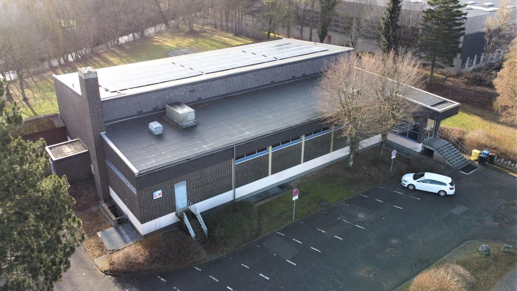 Blick von oben auf das alte Gebäude des Hallenbads in Kall.