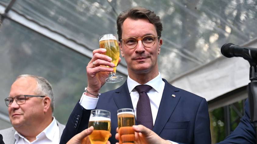 Hendrik Wüst (CDU), Ministerpräsident von Nordrhein-Westfalen, stößt beim Sommerfest der Landesvertretung Nordrhein-Westfalen mit Kollegen an.