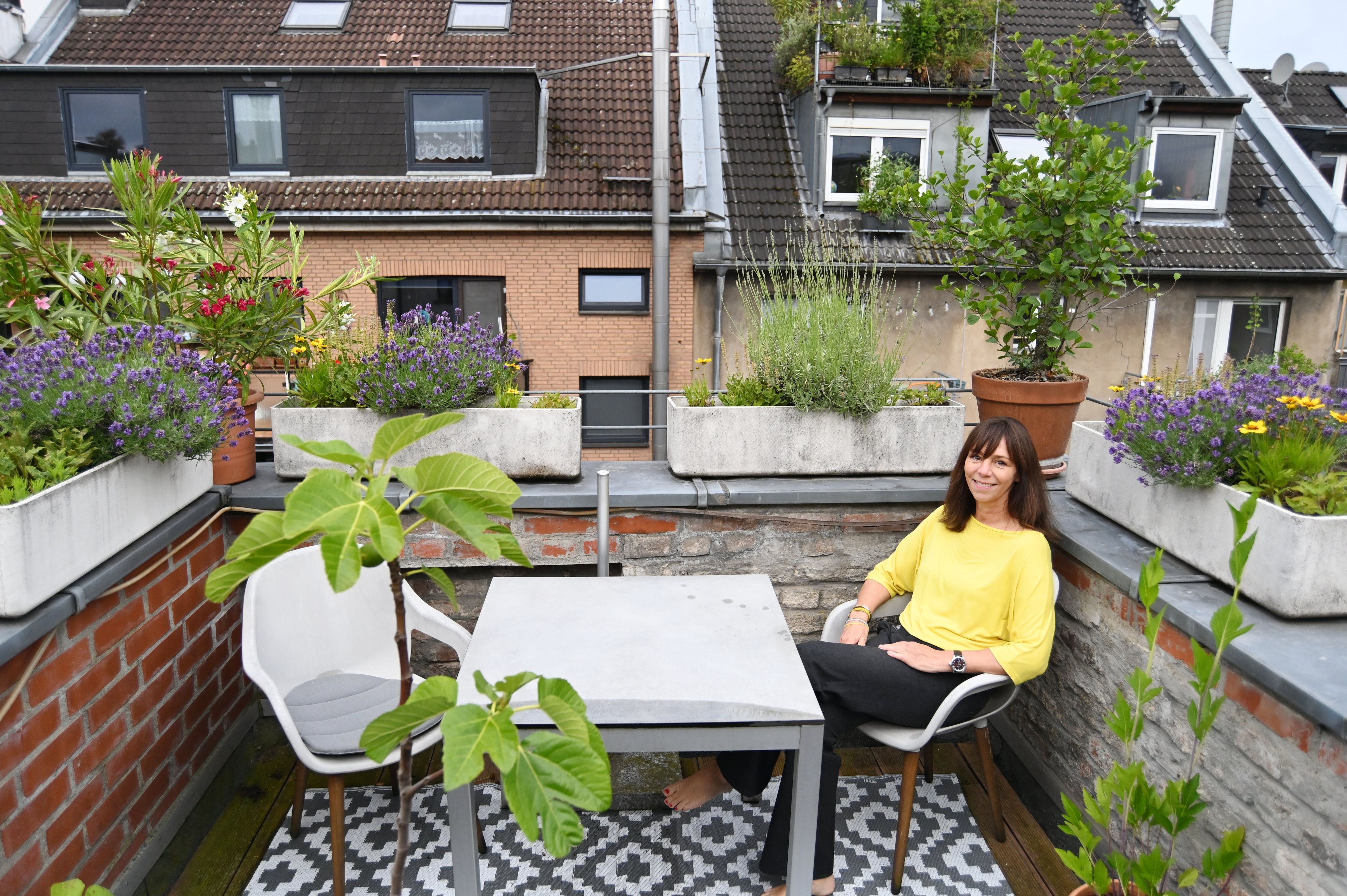 11.06.2026 Köln. Sandra Vohl zeigt ihre Dachterrasse in der Südstadt. Foto: Alexander Schwaiger