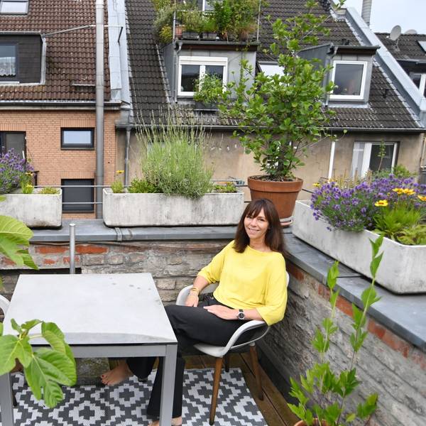 11.06.2026 Köln. Sandra Vohl zeigt ihre Dachterrasse in der Südstadt. Foto: Alexander Schwaiger