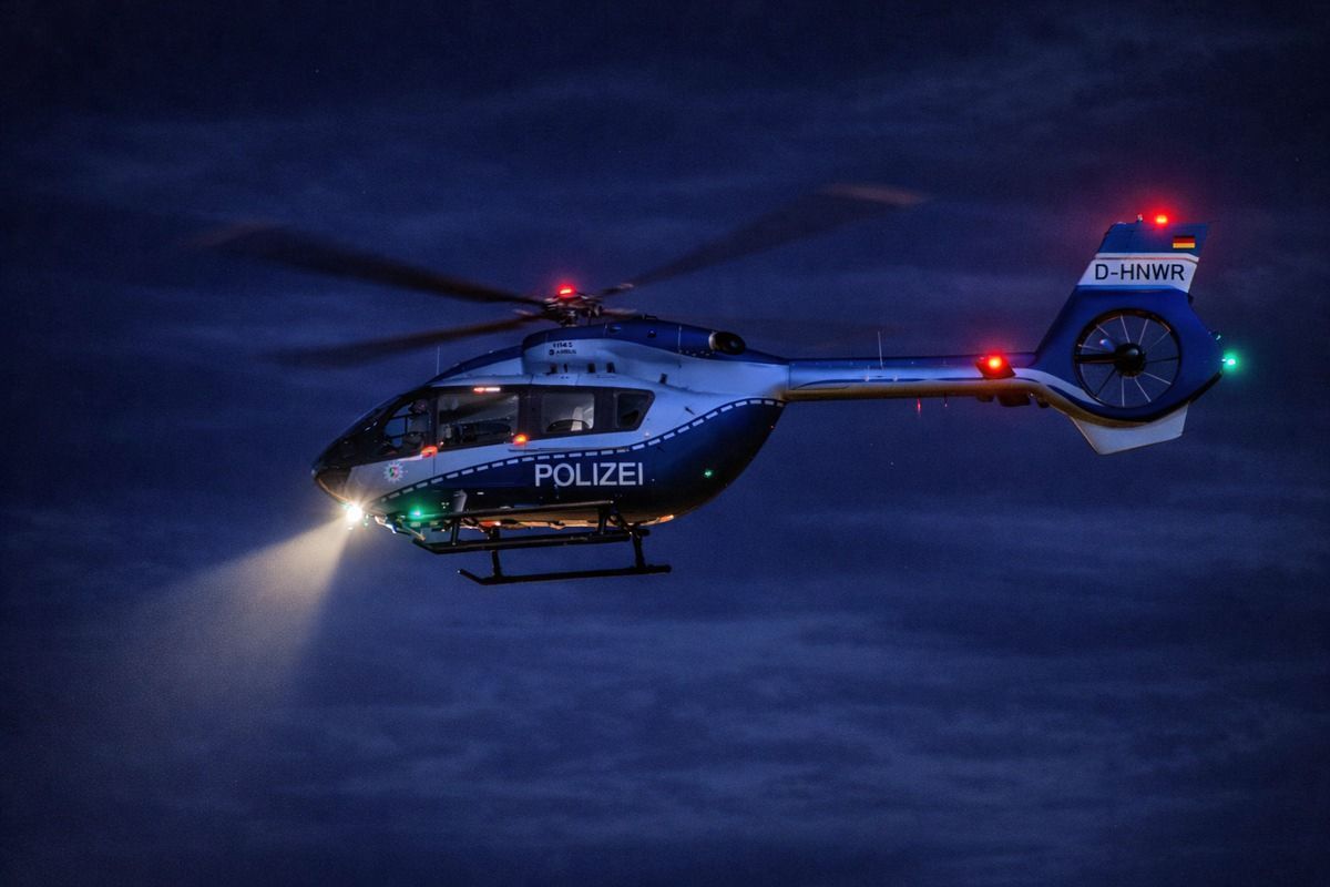 Ein Polizeihubschrauber im nächtlichen Einsatz. (Symbolbild)