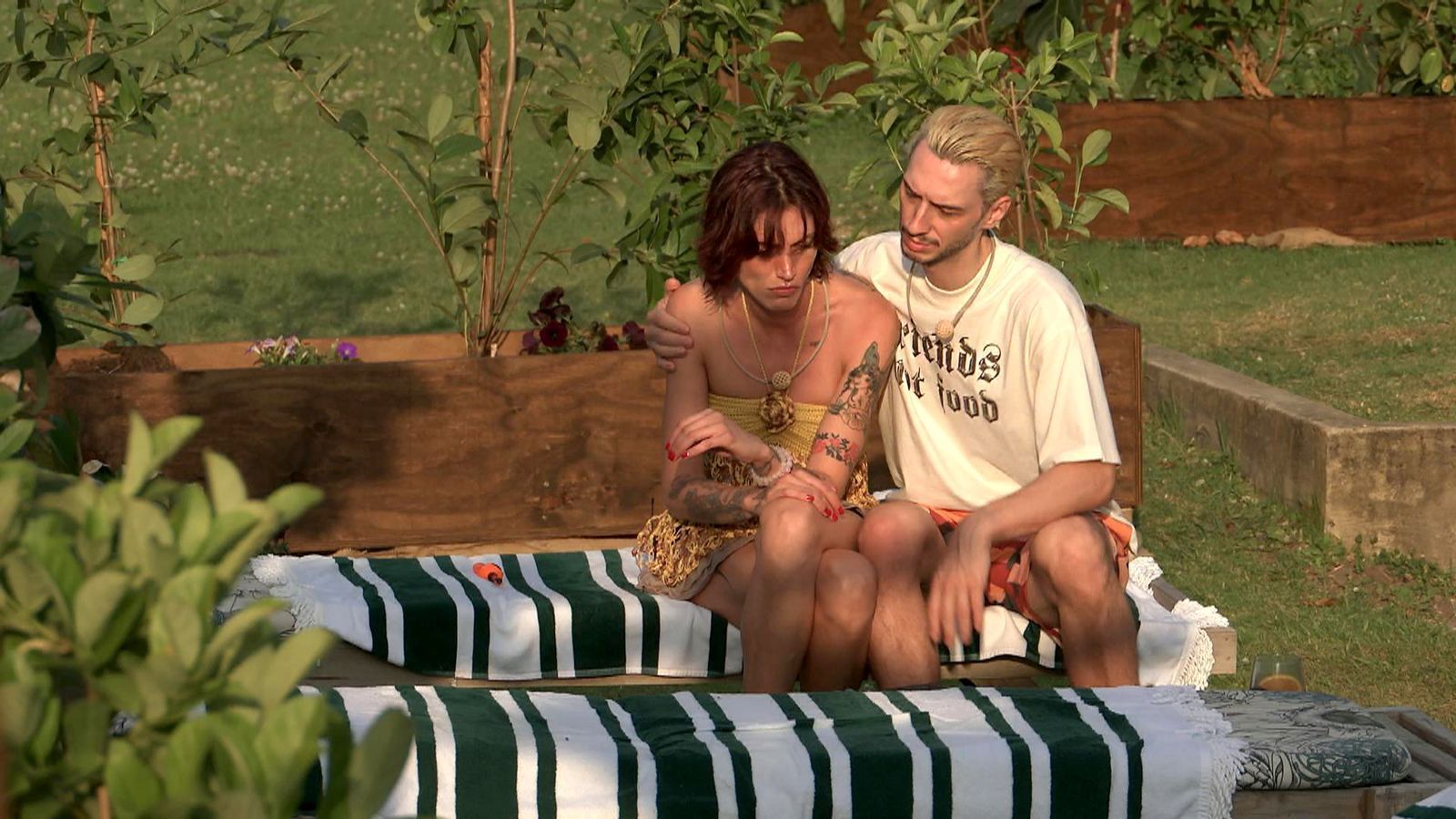 Hier weicht Tessa noch zurück, als Jacob sie in den Arm nehmen will. (Bild: RTL)