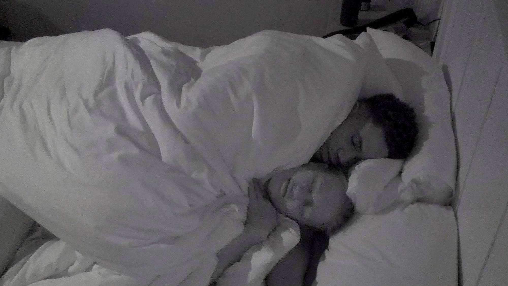 Joshi (oben) und Bianca kuscheln im Bett. (Bild: RTL)