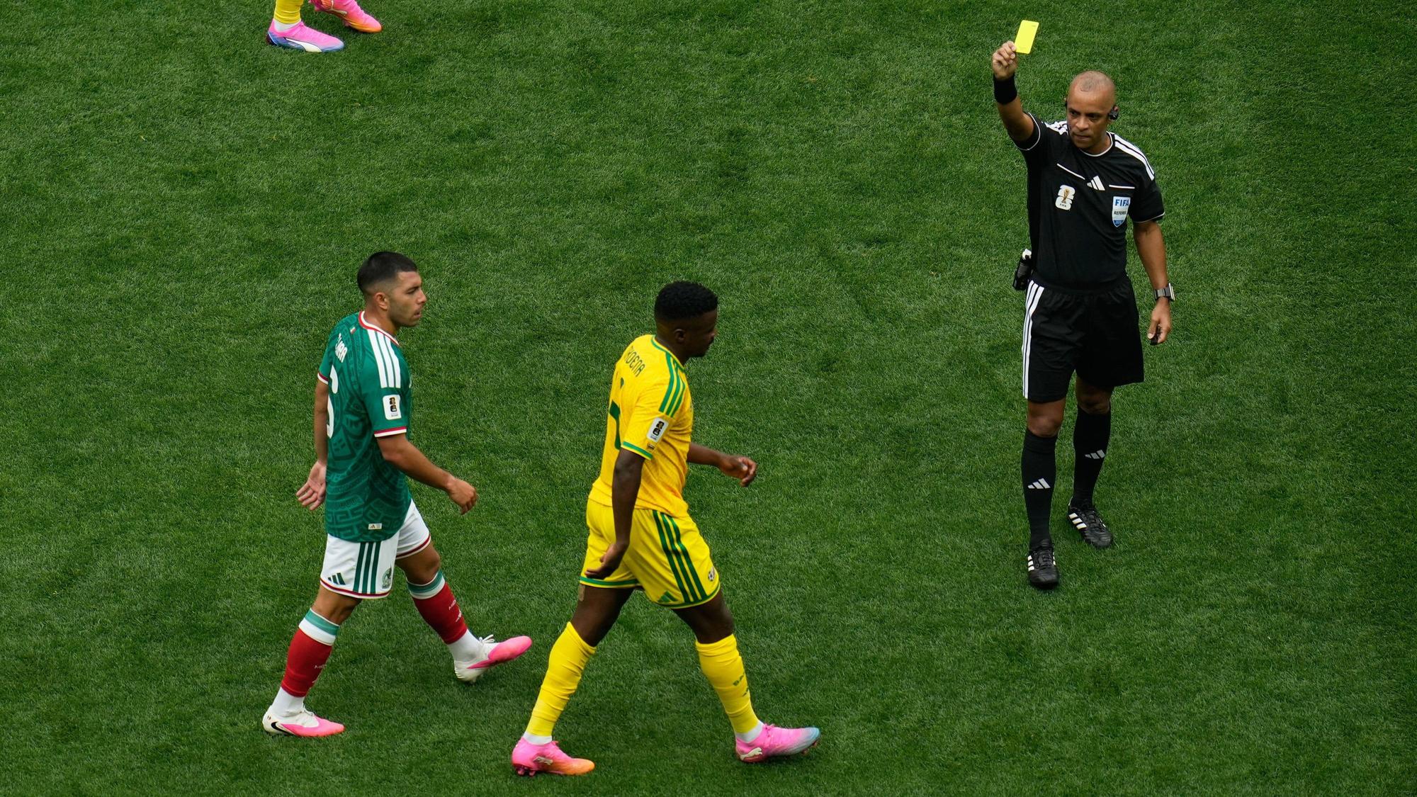 Schiedsrichter Wilton Sampaio (Brasilien) zeigt dem Südafrikaner Teboho Mokoena die Gelbe Karte.
