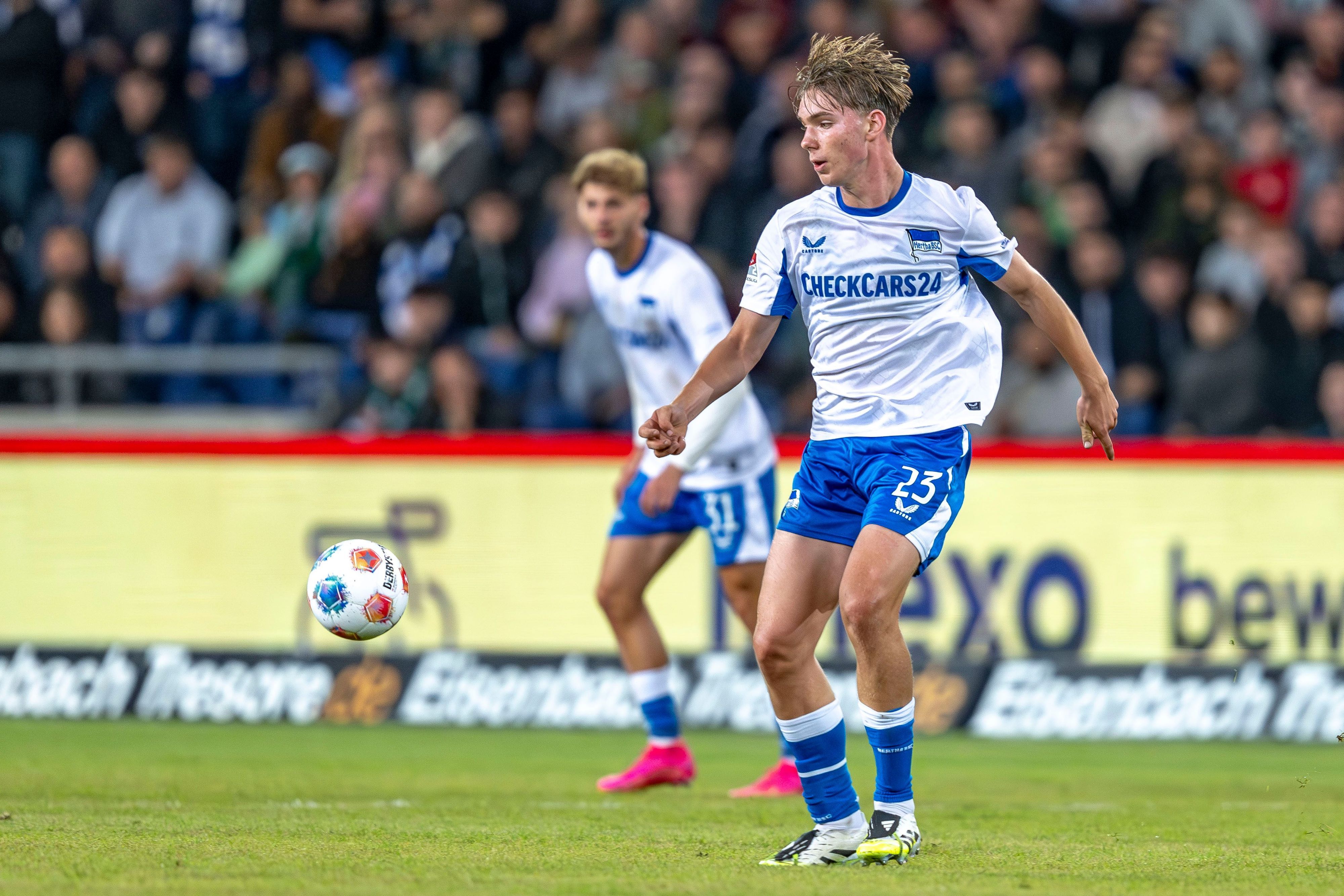 Kennet Eichhorn wird sich Bayer 04 Leverkusen anschließen und soll sein Talent unter Beweis stellen.