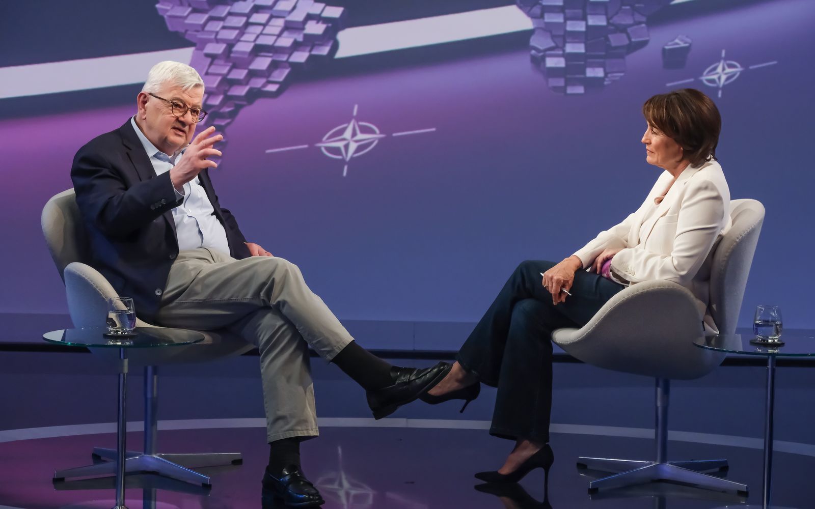 Über eine Integration der Ukraine in die NATO sagt Joschka Fischer: „Das ist zu früh, wir wissen nicht, was aus der NATO wird.“ (Bild: WDR/Oliver Ziebe)
