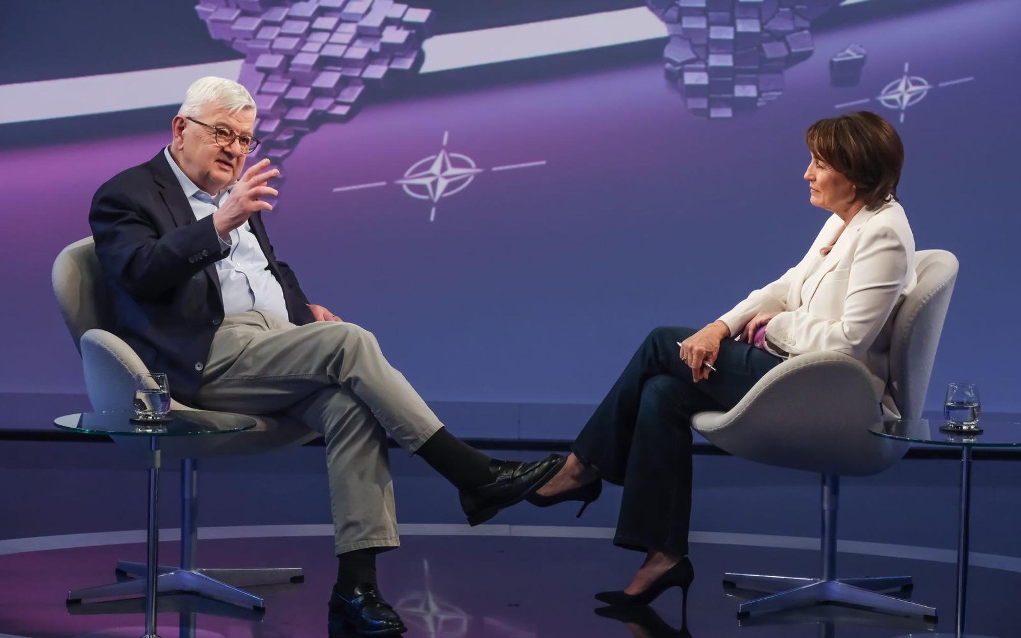 Über eine Integration der Ukraine in die NATO sagt Joschka Fischer: „Das ist zu früh, wir wissen nicht, was aus der NATO wird.“ (Bild: WDR/Oliver Ziebe)