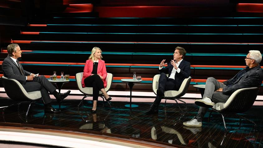 Passend zum Auftakt der Fußball-Weltmeisterschaft drehte sich bei „Markus Lanz“ am Donnerstagabend alles um das runde Leder. (Bild: ZDF / Markus Hertrich)