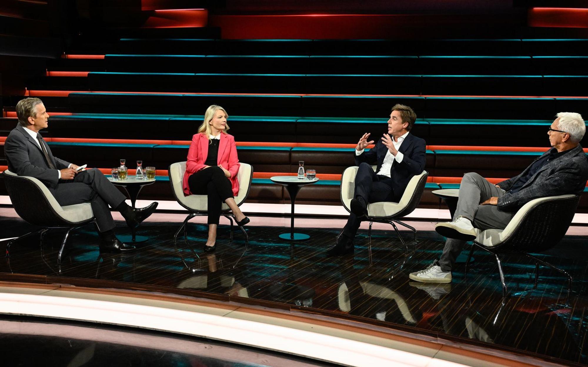 Passend zum Auftakt der Fußball-Weltmeisterschaft drehte sich bei „Markus Lanz“ am Donnerstagabend alles um das runde Leder. (Bild: ZDF / Markus Hertrich)
