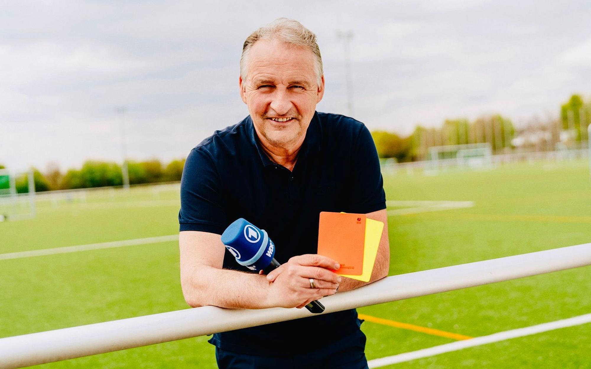 Lutz Wagner ist bei der Fußball-WM Schiedsrichter-Experte der ARD (ab Freitag, 12. Juni). Der Fußball sei heute „viel gerechter als früher“. (Bild: WDR/Annika Fußwinkel)