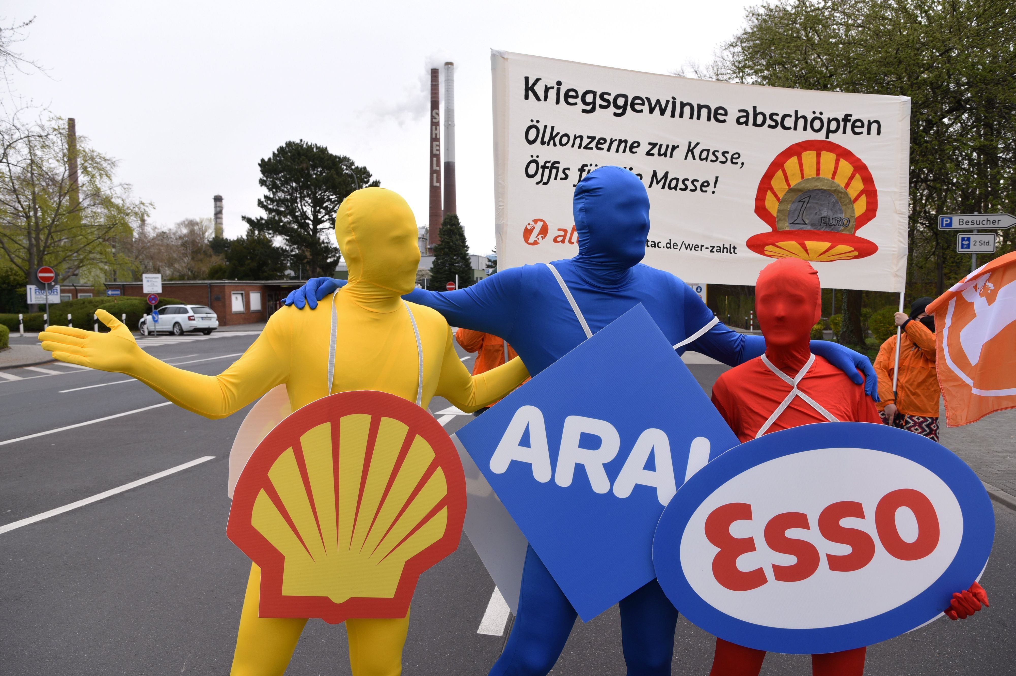 Eine Aktion von Aktivisten vor der Rheinland-Raffinerie in Köln nach dem Ausbruch des Ukraine-Konflikts.