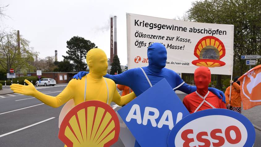Eine Aktion von Aktivisten vor der Rheinland-Raffinerie in Köln nach dem Ausbruch des Ukraine-Konflikts.