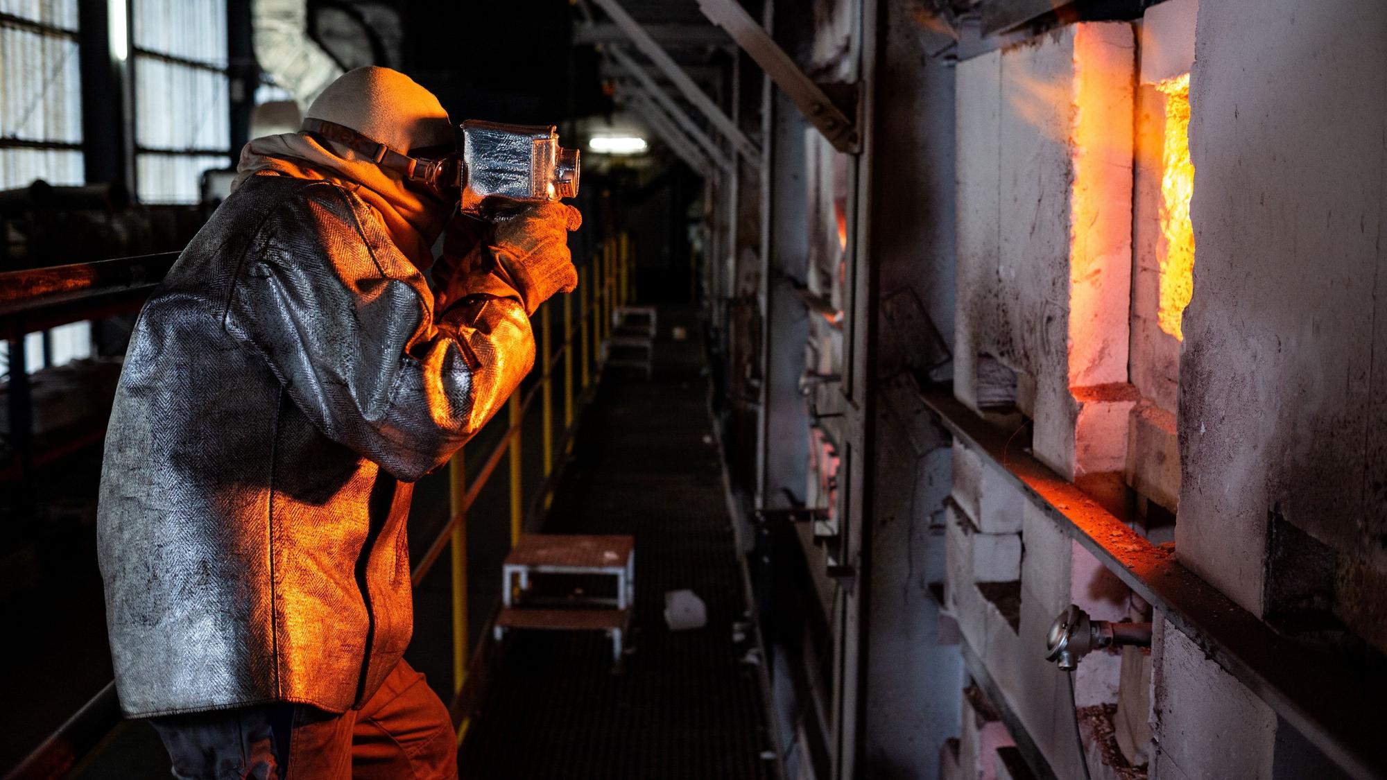 Pyrometermessung in der Glasfabrik Porz. Dabei wird die Temperatur der Glasschmelze aus der Entfernung über die Infrarotstrahlung gemessen.