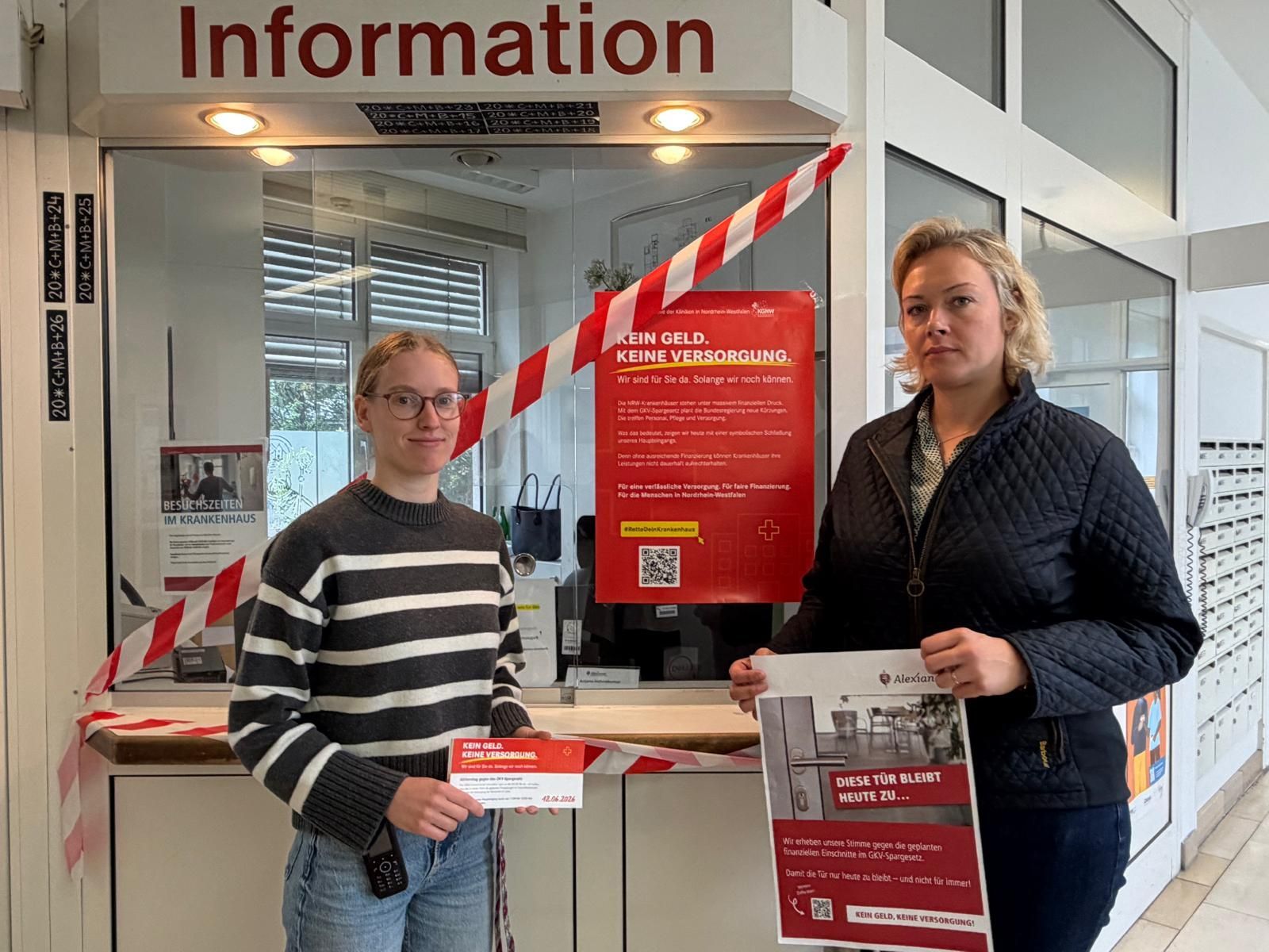 Alina Löwe, stellvertretende Leitung Flex und Aushilfspool, und Nadine Scheenaard, kaufmännische Direktorin, vor der symbolisch geschlossenen Anmeldung.