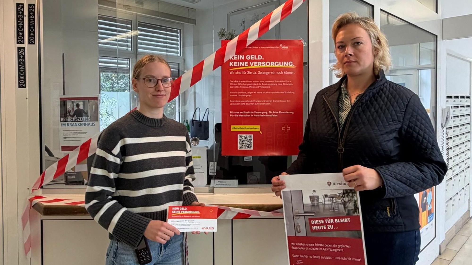 Alina Löwe, stellvertretende Leitung Flex und Aushilfspool, und Nadine Scheenaard, kaufmännische Direktorin, vor der symbolisch geschlossenen Anmeldung.