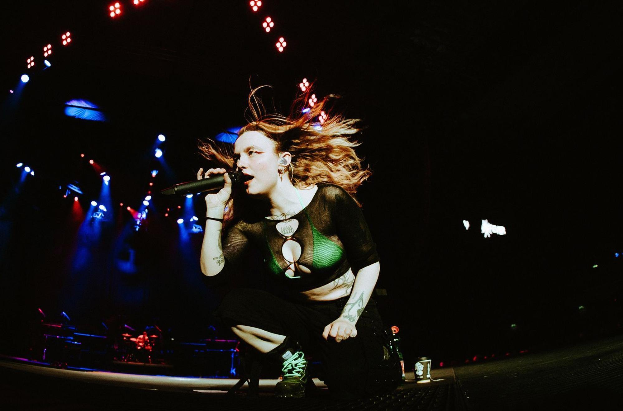 Sängerin Amy und ihre Kollegen der Punkband Witchfever aus Manchester müssen auf ihrer Europa-Tournee große Hürden überwinden. (Bild: NDR/Peter Corr)