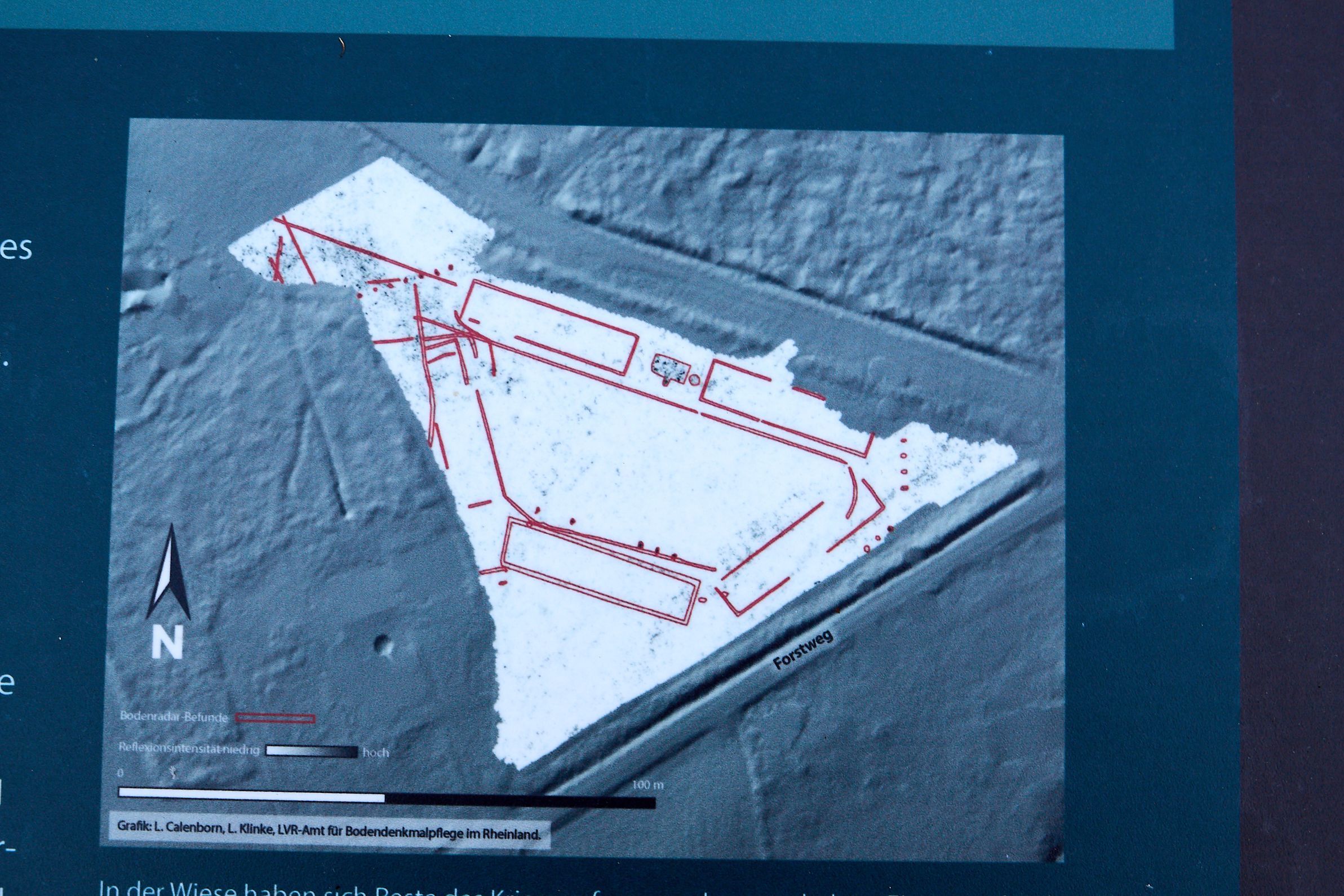 Auf einem mittels Bodenradar erstellten Bild sind mit roten Linien Fundamente ehemaliger Bauten eingezeichnet.