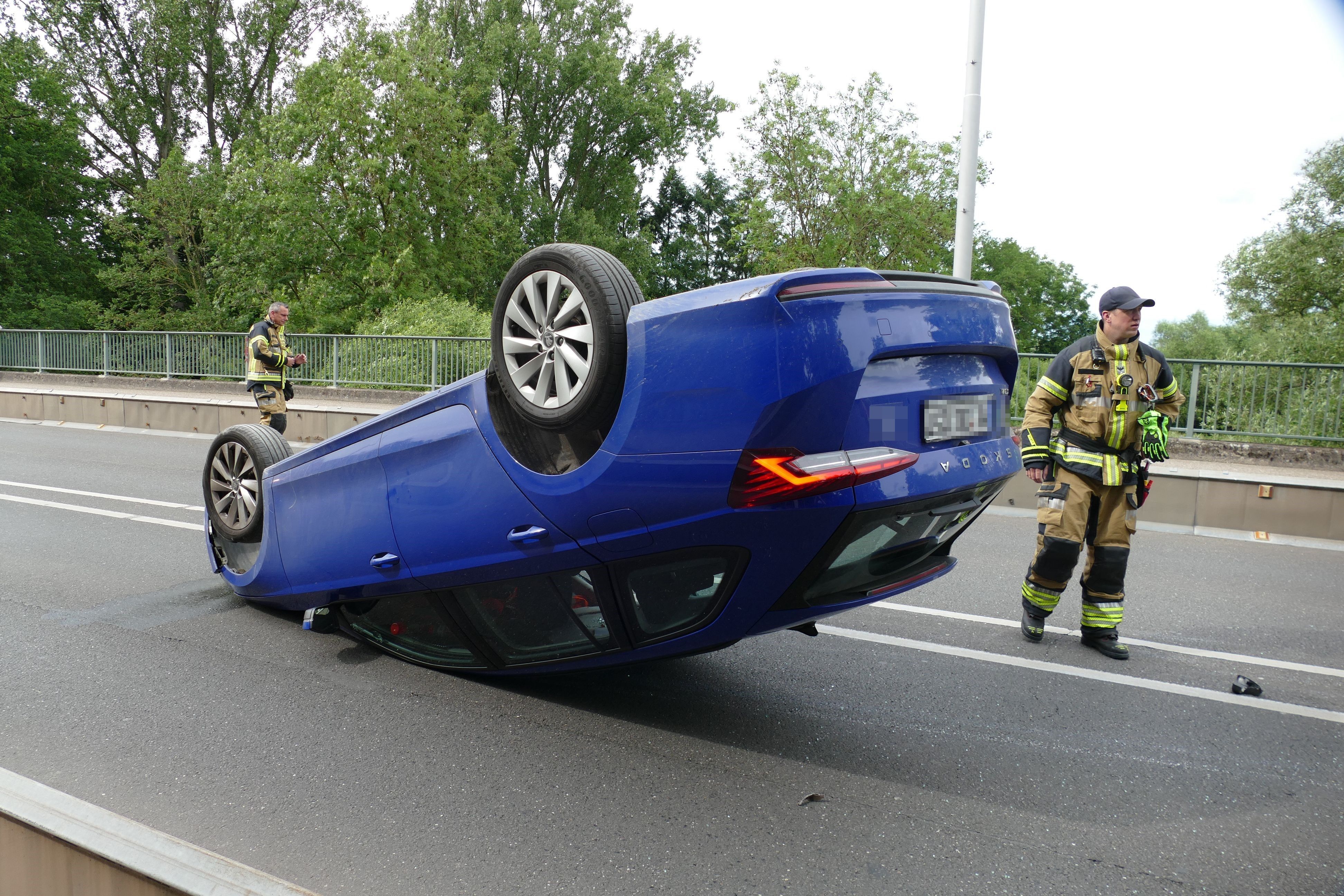 Ein Auto landete bei dem Unfall auf der Aggerbrpücke zwischen Troisdorf und Siegburg auf dem Dach. Der Fahrer wurde leicht verletzt.