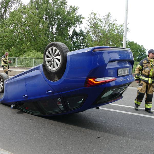 Ein Auto landete bei dem Unfall auf der Aggerbrpücke zwischen Troisdorf und Siegburg auf dem Dach. Der Fahrer wurde leicht verletzt.