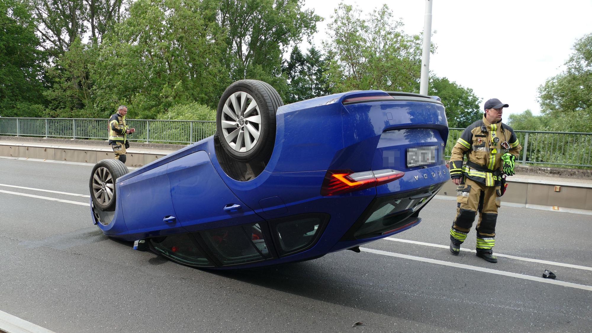 Ein Auto landete bei dem Unfall auf der Aggerbrpücke zwischen Troisdorf und Siegburg auf dem Dach. Der Fahrer wurde leicht verletzt.