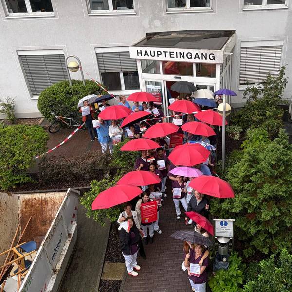 Trotz Regen protestieren die Mitarbeitenden des St.-Remigius-Krankenhauses für eine starke Krankenhausversorgung.