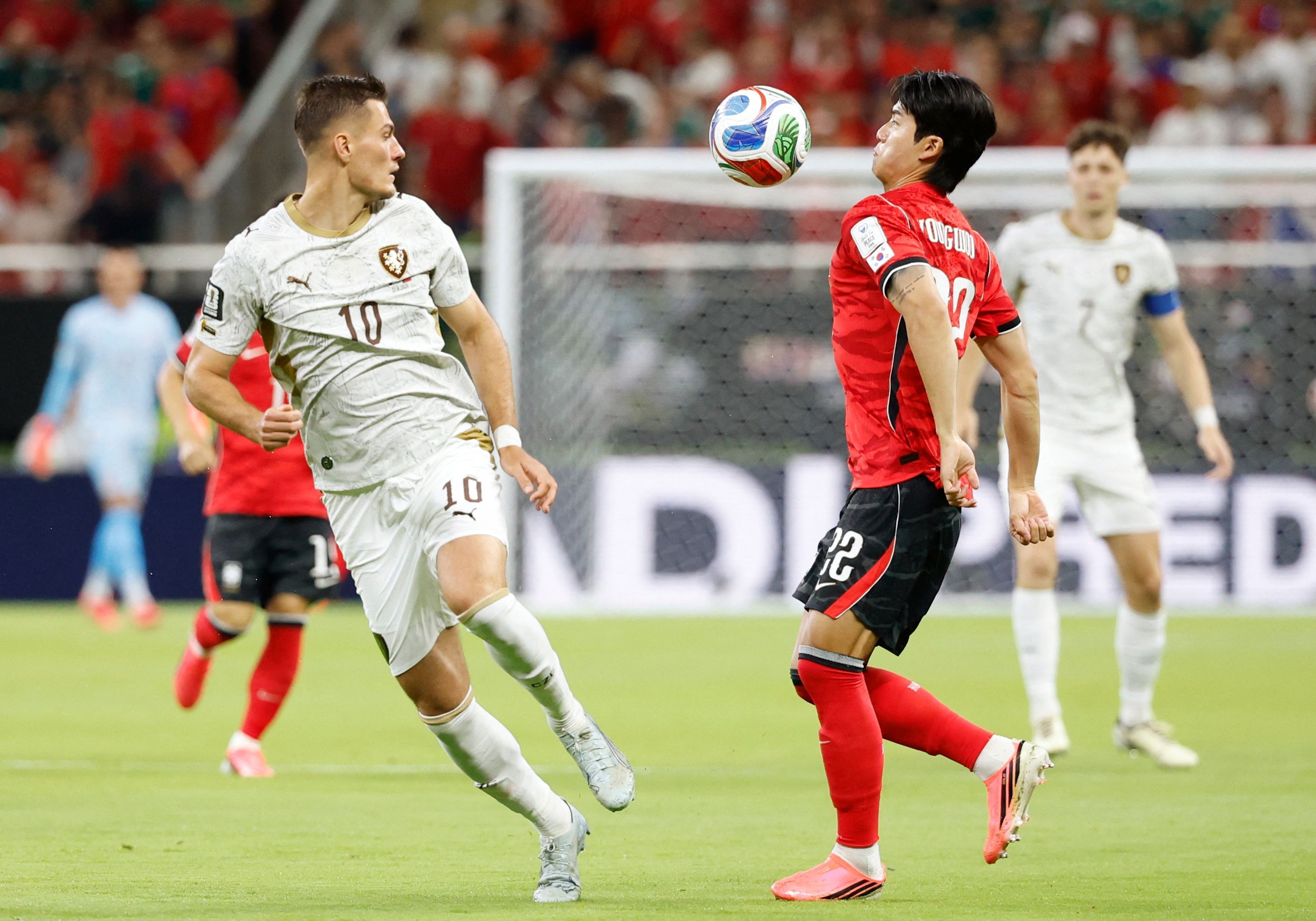 Kampf um den Ball mit Patrik Schick.