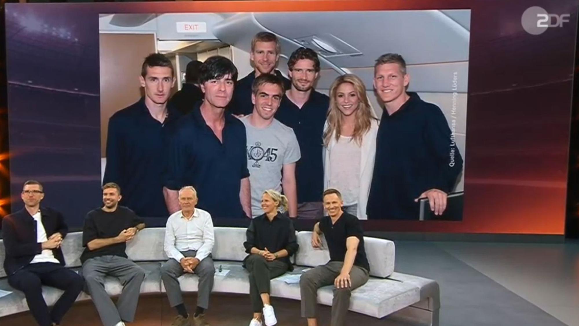 Der Beweis: Per Mertesacker (Foto, hinten, Mitte) hat mal Shakira getroffen. (Bild: ZDF)