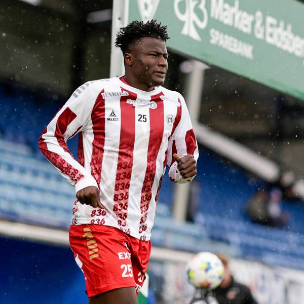 Abubacarr Sedi Kinteh läuft ins Stadion ein.