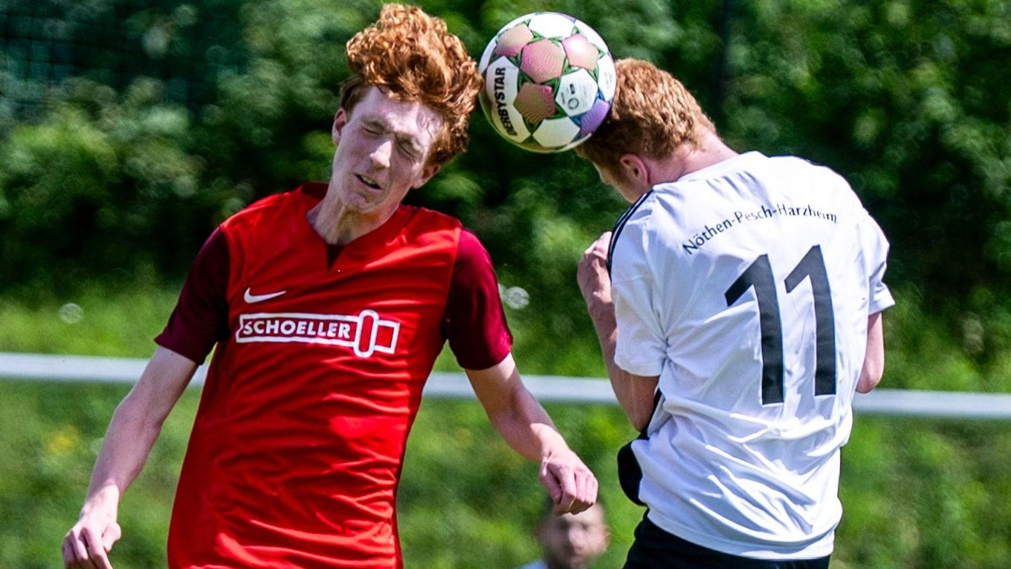 Das Bild zeigt ein Kopfballduell zwischen den beiden Obengenannten.