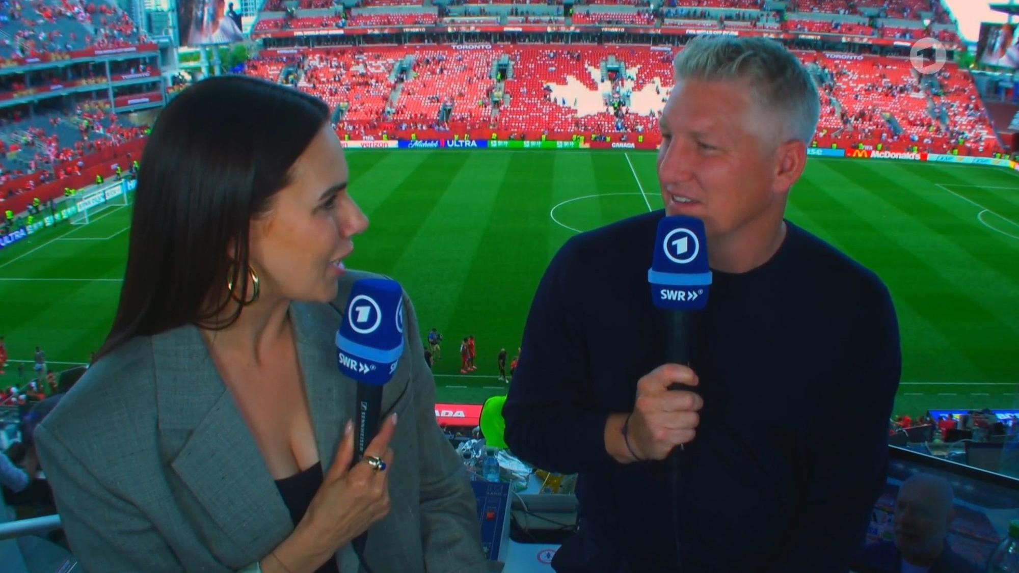 ARD-Duo Esther Sedlaczek und Bastian Schweinsteiger bei der WM 2026.