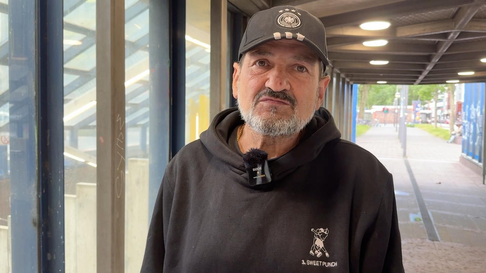 Ron Schulte steht an der K im Eingang eines Aufzugshäuschens auf dem Platz über dem Hansaring.