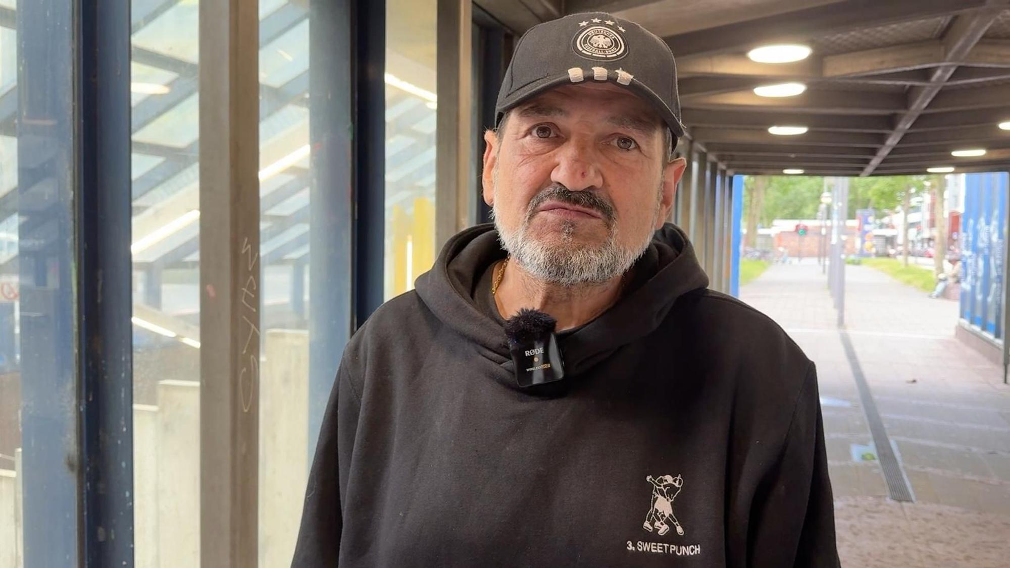 Ron Schulte steht an der K im Eingang eines Aufzugshäuschens auf dem Platz über dem Hansaring.