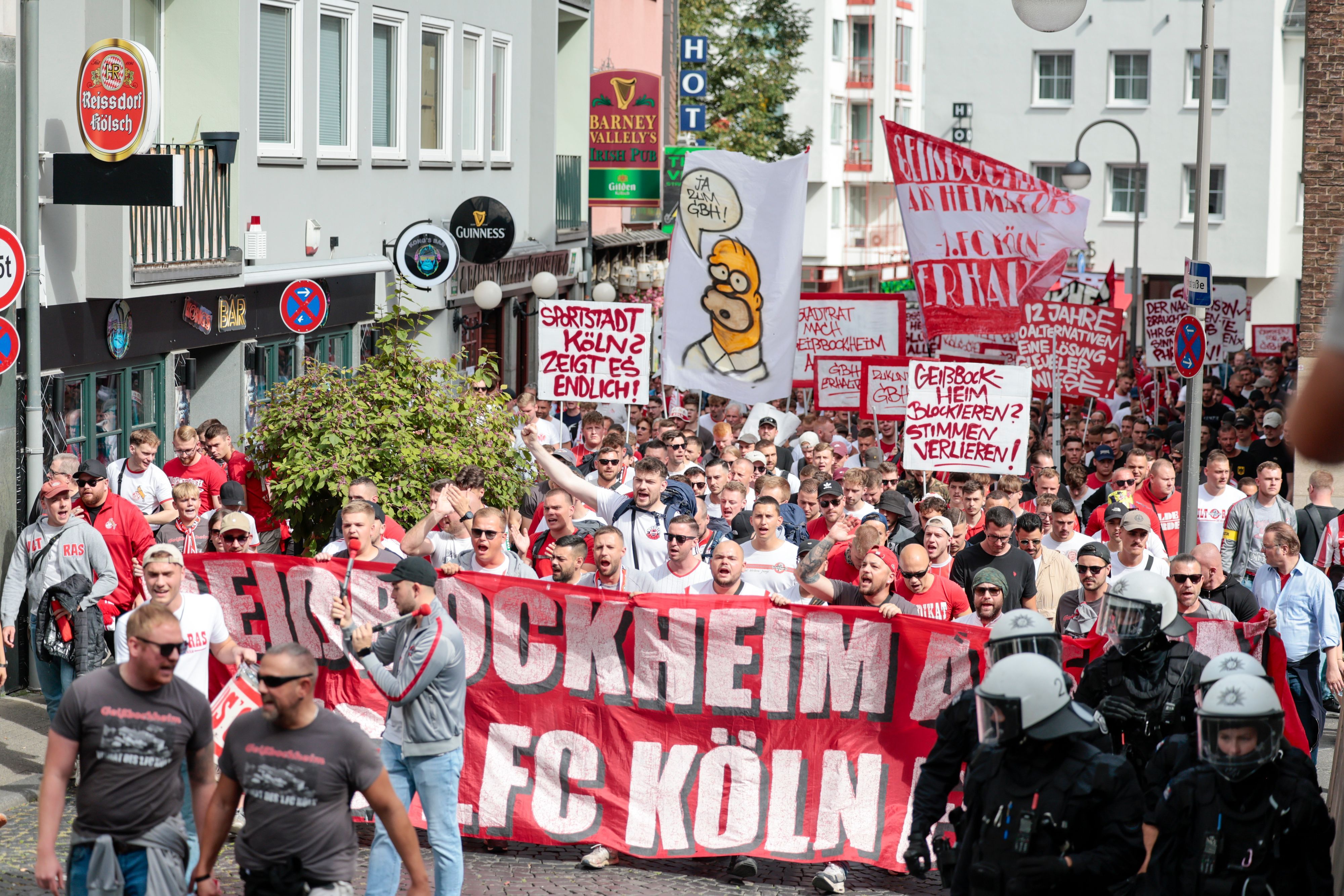 Ende August 2025 demonstrieren FC-Fans für die Erweiterung des Geißbockheims und die neuen Fußballplätze auf der Gleueler Wiese.