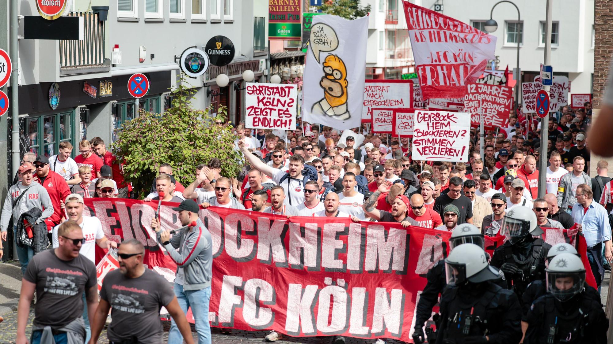 Ende August 2025 demonstrieren FC-Fans für die Erweiterung des Geißbockheims und die neuen Fußballplätze auf der Gleueler Wiese.