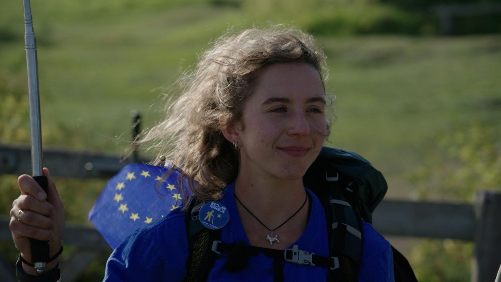 Ceira Casey-Seargent hat sich einem Protestmarsch angeschlossen, dessen Teilnehmerinnen und Teilnehmer zu Fuß von London bis vor das EU-Parlament in Brüssel ziehen. Ihre Botschaft: „Rejoin! - Wiedereintritt!“ (Bild: NDR)