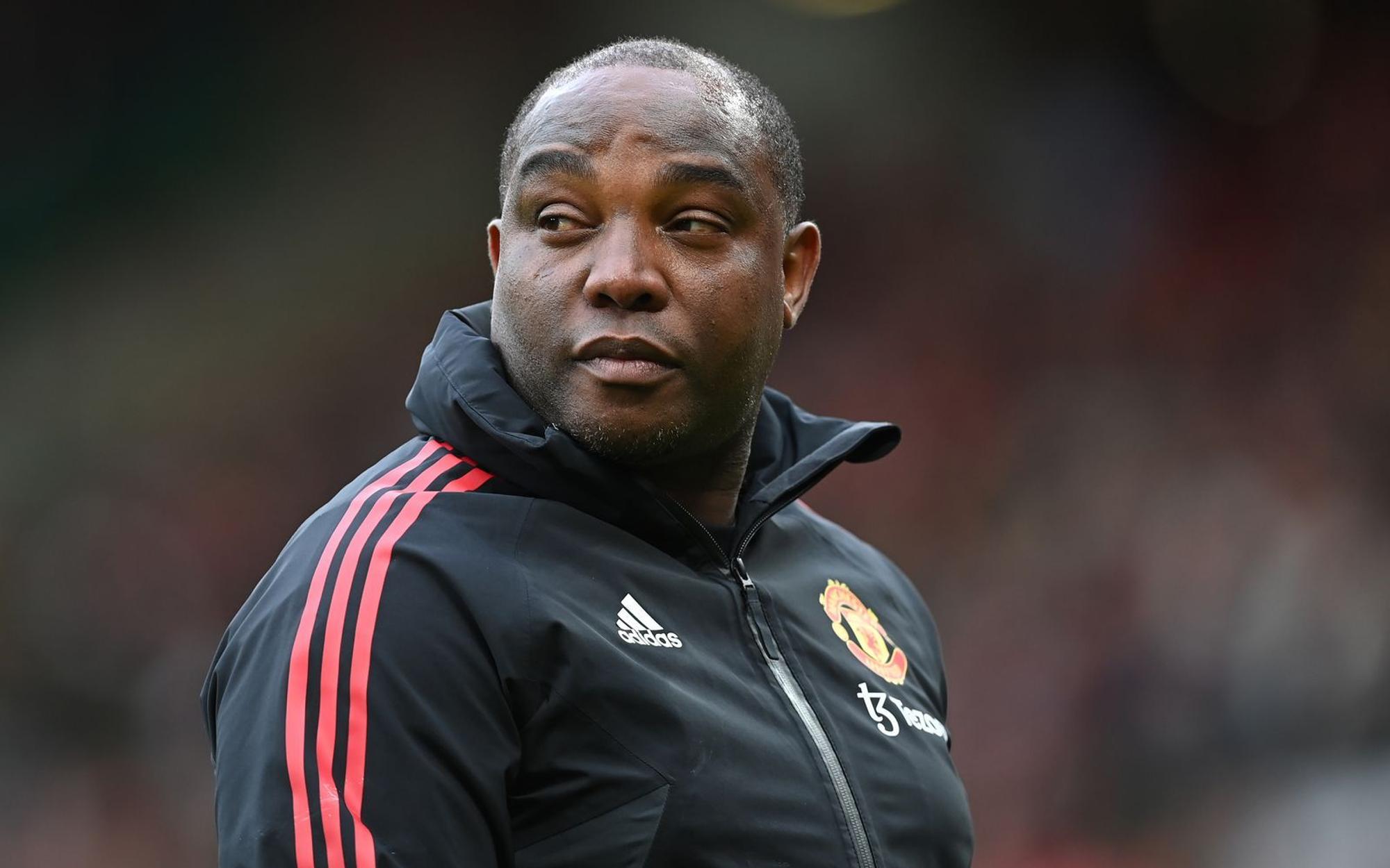 Der frühere südafrikanische Nationalspieler Benni McCarthy, hier als Assistenztrainer von Manchester United zu sehen, war Teil einer kuriosen TV-Schalte nach dem WM-Eröffnungsspiel. (Bild: 2023 Getty Images/Michael Regan)