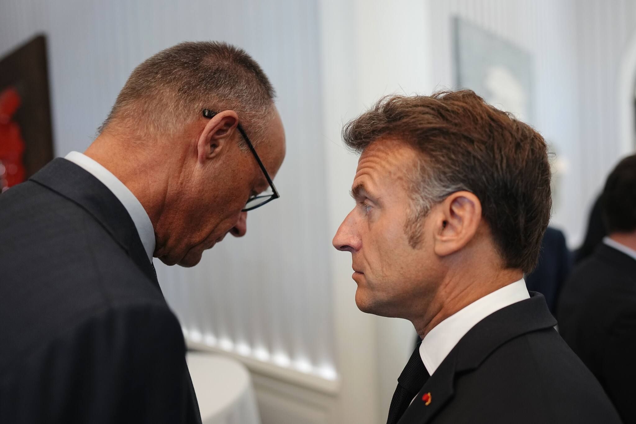 Bundeskanzler Friedrich Merz (CDU, l) und Frankreichs Präsident Emmanuel Macron werden sich beim G7 Gipfel in Evian treffen. Hier ein Foto von ihrer Zusammenkunft beim EU-Westbalkan-Gipfel Anfang Juni.