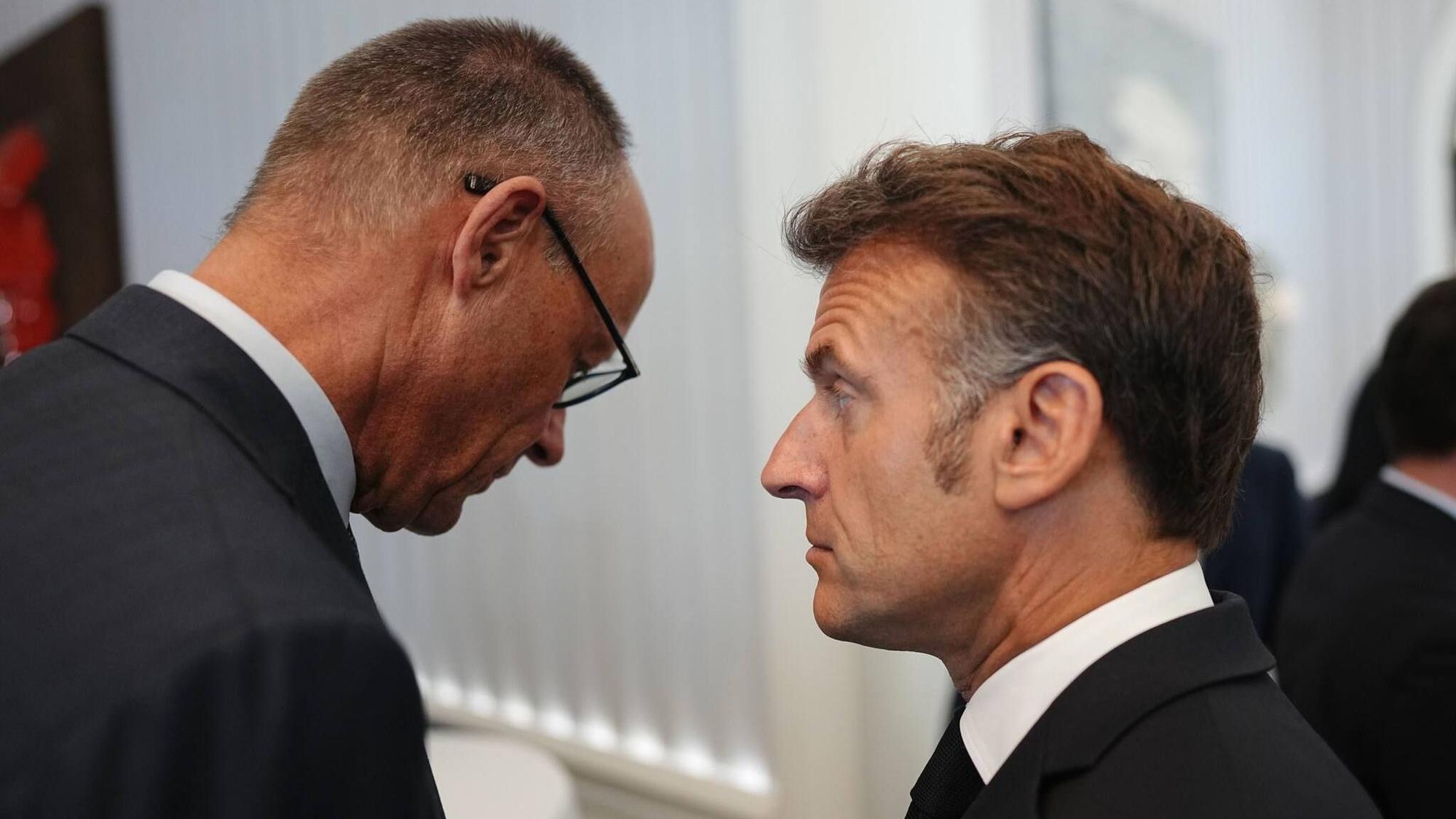 Bundeskanzler Friedrich Merz (CDU, l) und Frankreichs Präsident Emmanuel Macron werden sich beim G7 Gipfel in Evian treffen. Hier ein Foto von ihrer Zusammenkunft beim EU-Westbalkan-Gipfel Anfang Juni.