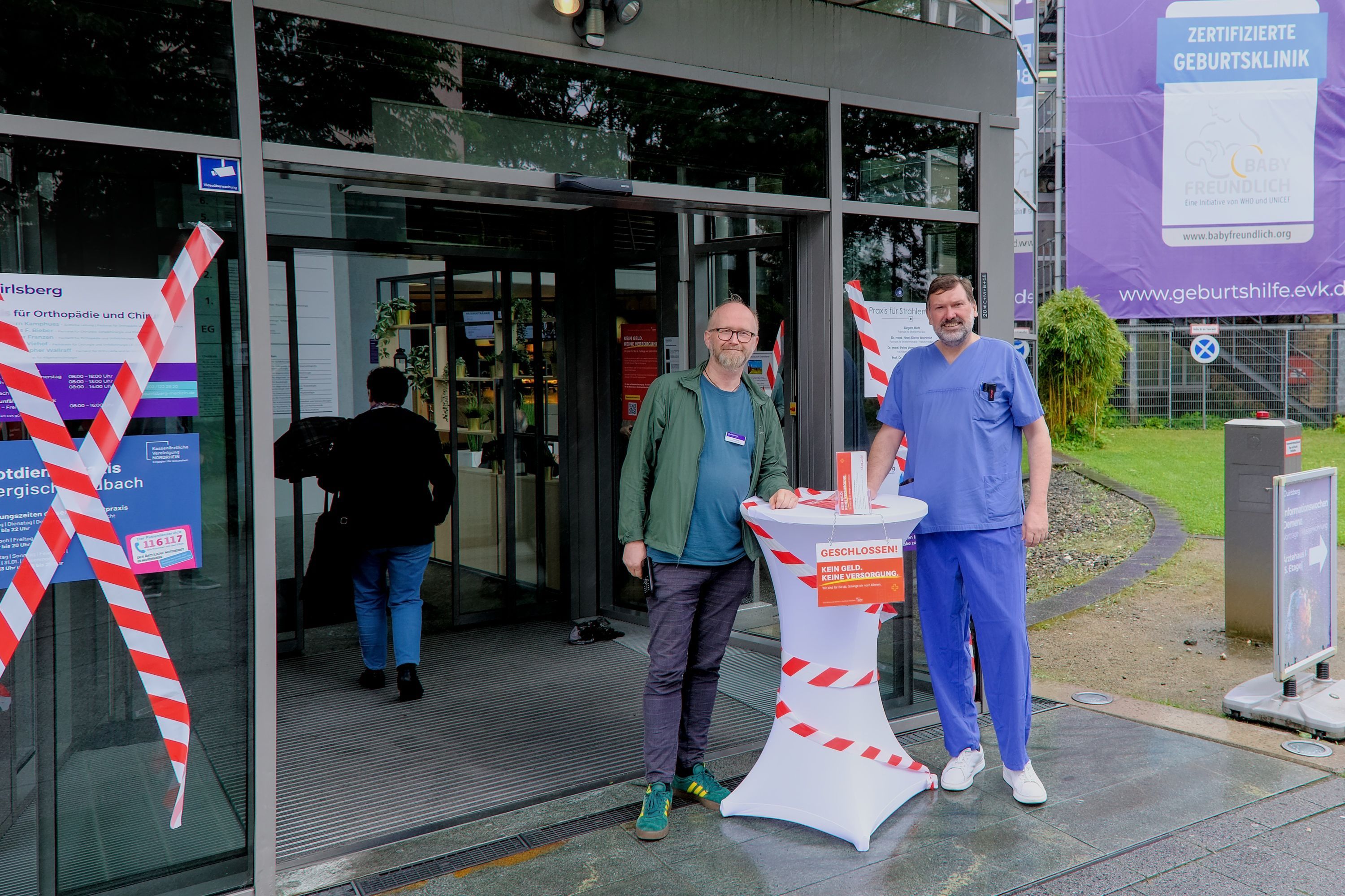 Ralf Wolf, Vorsitzender der Mitarbeitervertretung am EVK (l.) und ärztlicher Direktor Andreas Hecker protestieren vor dem Eingang des EVK.