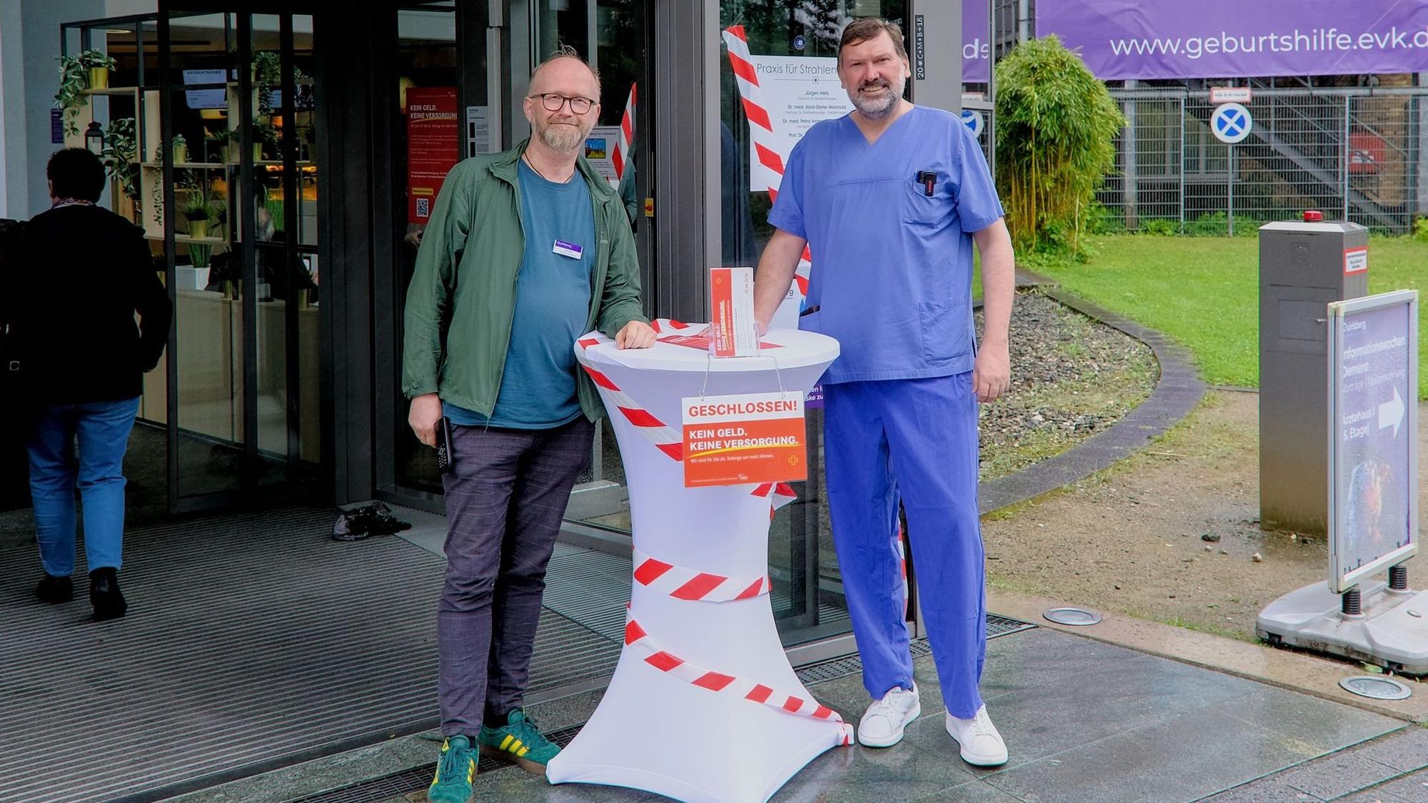 Ralf Wolf, Vorsitzender der Mitarbeitervertretung am EVK (l.) und ärztlicher Direktor Andreas Hecker protestieren vor dem Eingang des EVK.