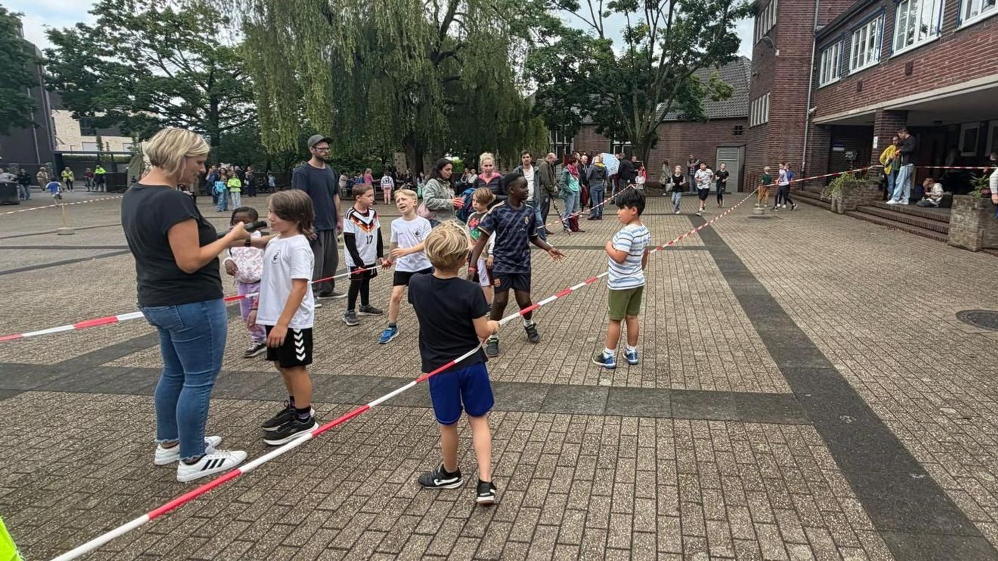 Grundschüler auf einem Schulhof in Leichlingen