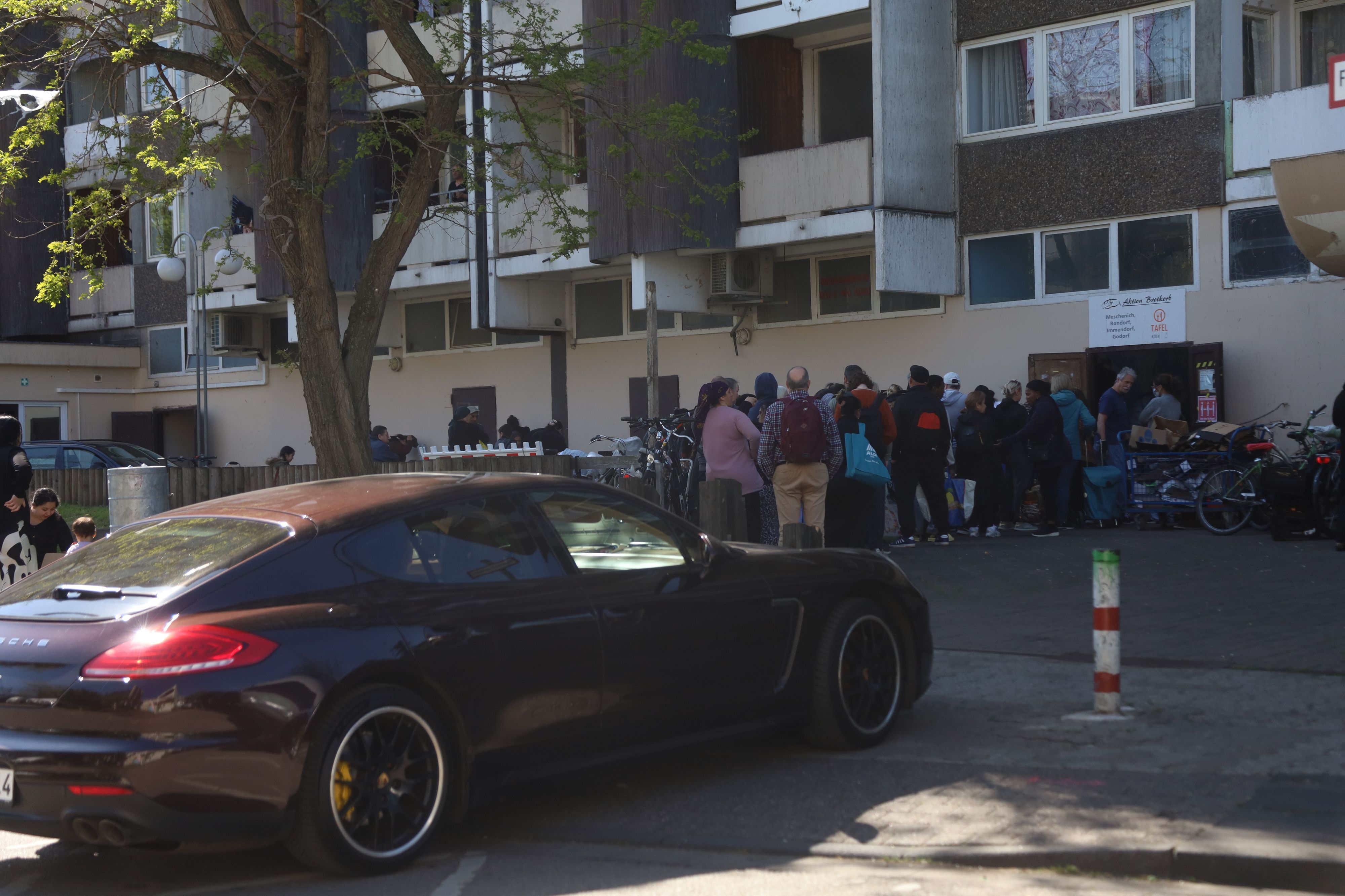Serie abgehängte Stadtteile: Ein Porsche an der Fuhr auf dem Weg zur Essensausgabe am Kölnberg.