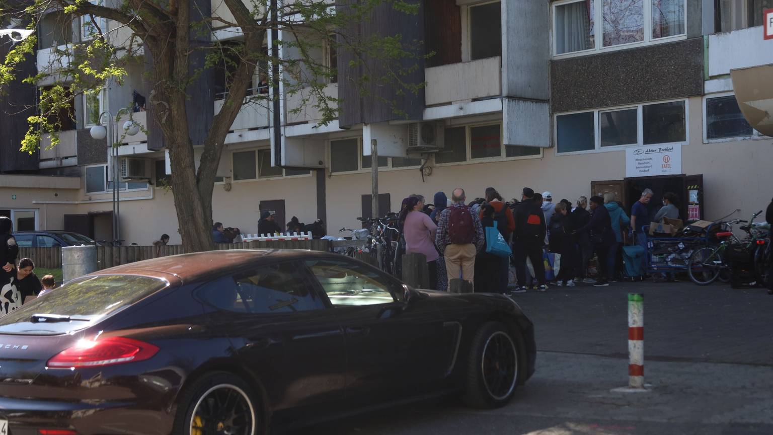 Serie abgehängte Stadtteile: Ein Porsche an der Fuhr auf dem Weg zur Essensausgabe am Kölnberg.