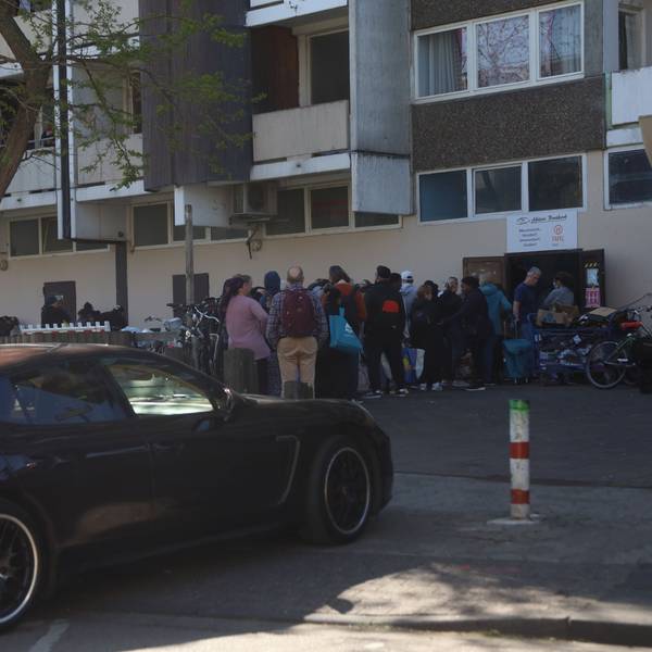 Serie abgehängte Stadtteile: Ein Porsche an der Fuhr auf dem Weg zur Essensausgabe am Kölnberg.