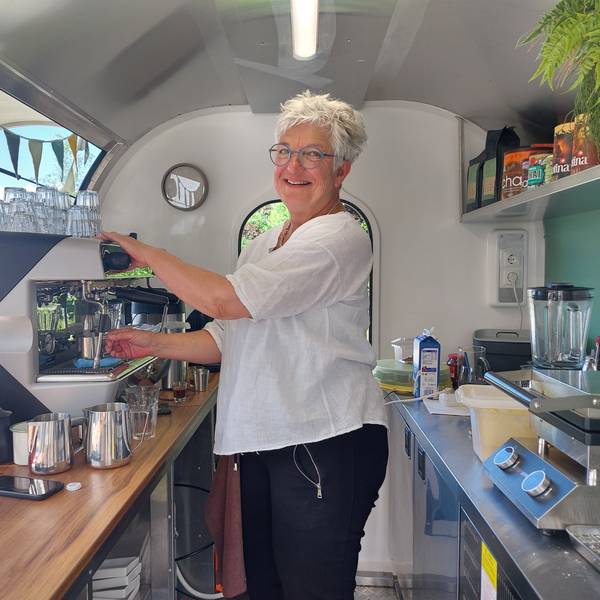 In dem 2,75 Meter langen Wagen hat Anja Reinhardt ihr kleines Café eingerichtet, in dem sie Kaffeespezialitäten und Süßes anbietet.