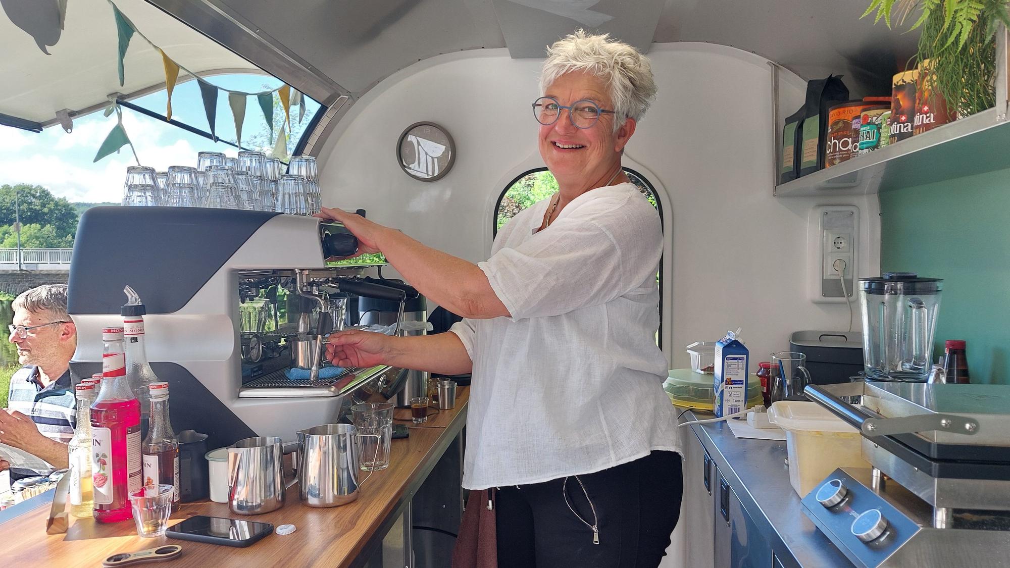 In dem 2,75 Meter langen Wagen hat Anja Reinhardt ihr kleines Café eingerichtet, in dem sie Kaffeespezialitäten und Süßes anbietet.