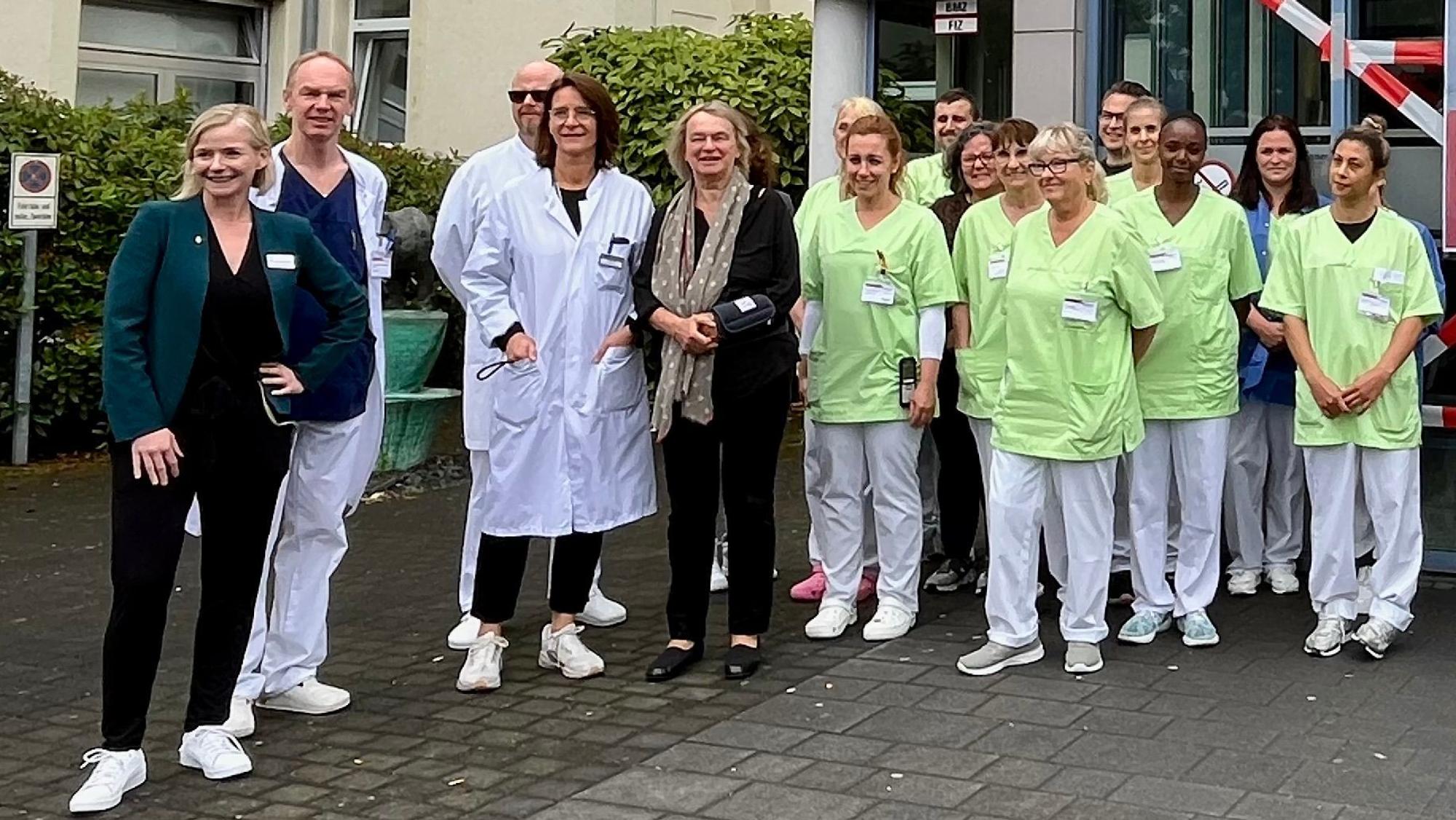 Zu sehen sind die Mitarbeitenden des Krankenhauses und ihre Unterstützer.