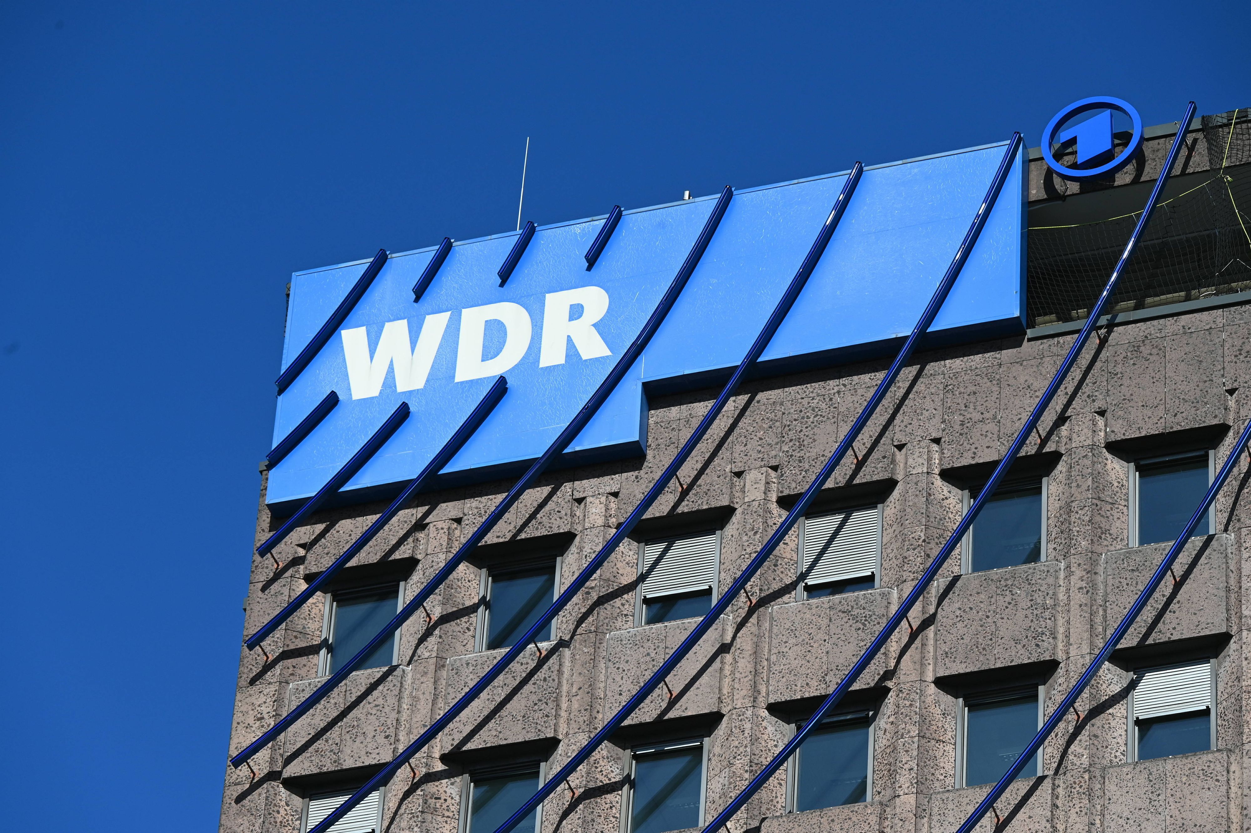 Das Logo des Westdeutschen Rundfunks an einem Gebäude in Köln. (Archivbild)