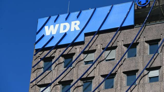 Das Logo des Westdeutschen Rundfunks an einem Gebäude in Köln. (Archivbild)